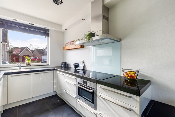 Foto - Te koop:  Verzorgde tussenwoning in Fijnaart!